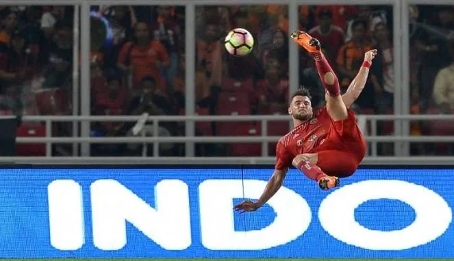 Pemain persija jakarta marko simic saat tendangan salto Pemain persija jakarta marko simic saat tendangan salto